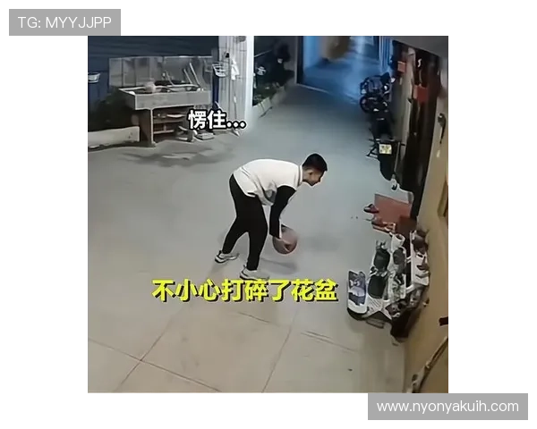 吴向东百万豪宅里突然冒出一张篮球，邻居笑疯了