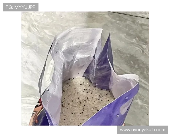 石智勇训练完顺手拎走两袋米，我搬一袋都喘